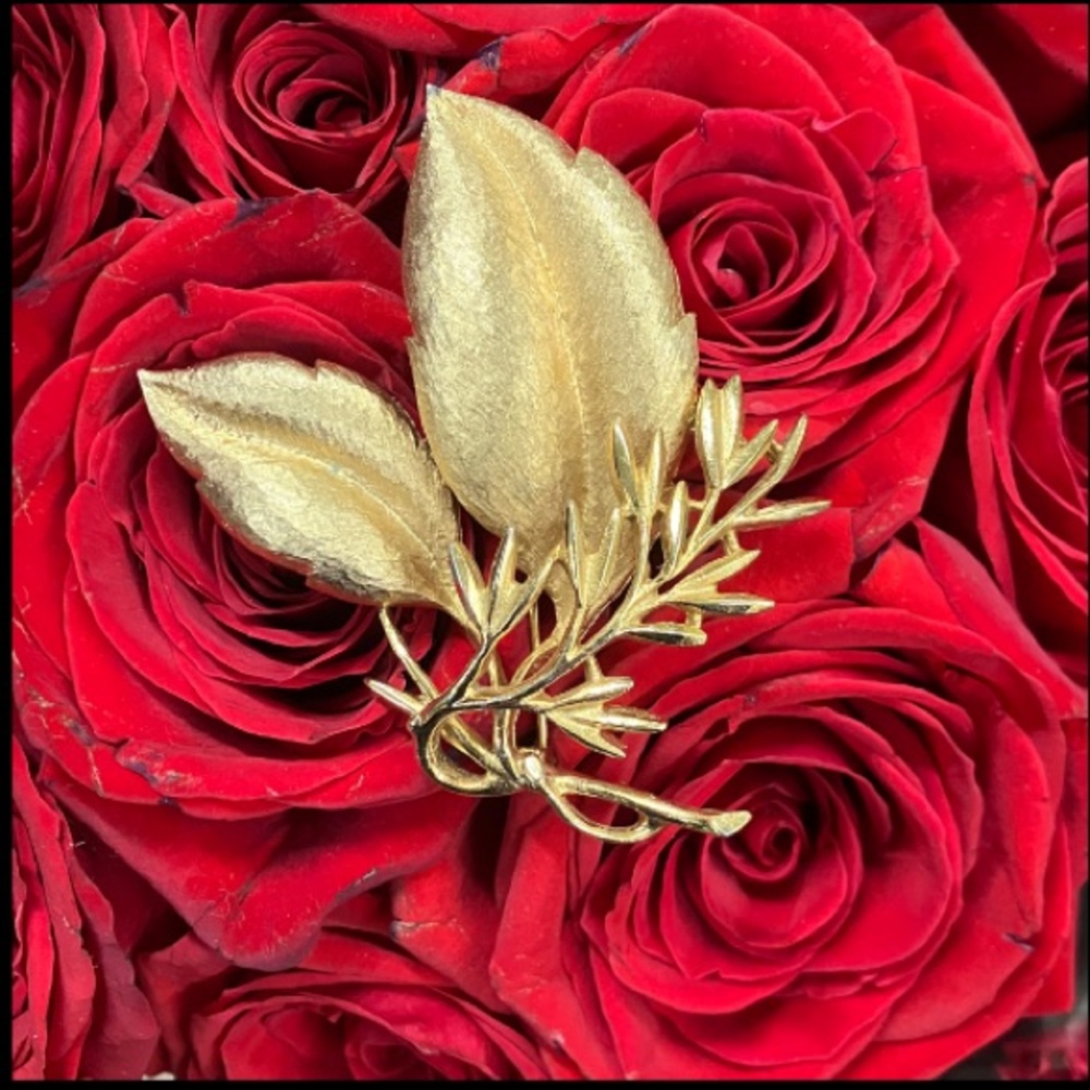Sara Coventry brooch gold tone  vintage leaves signed